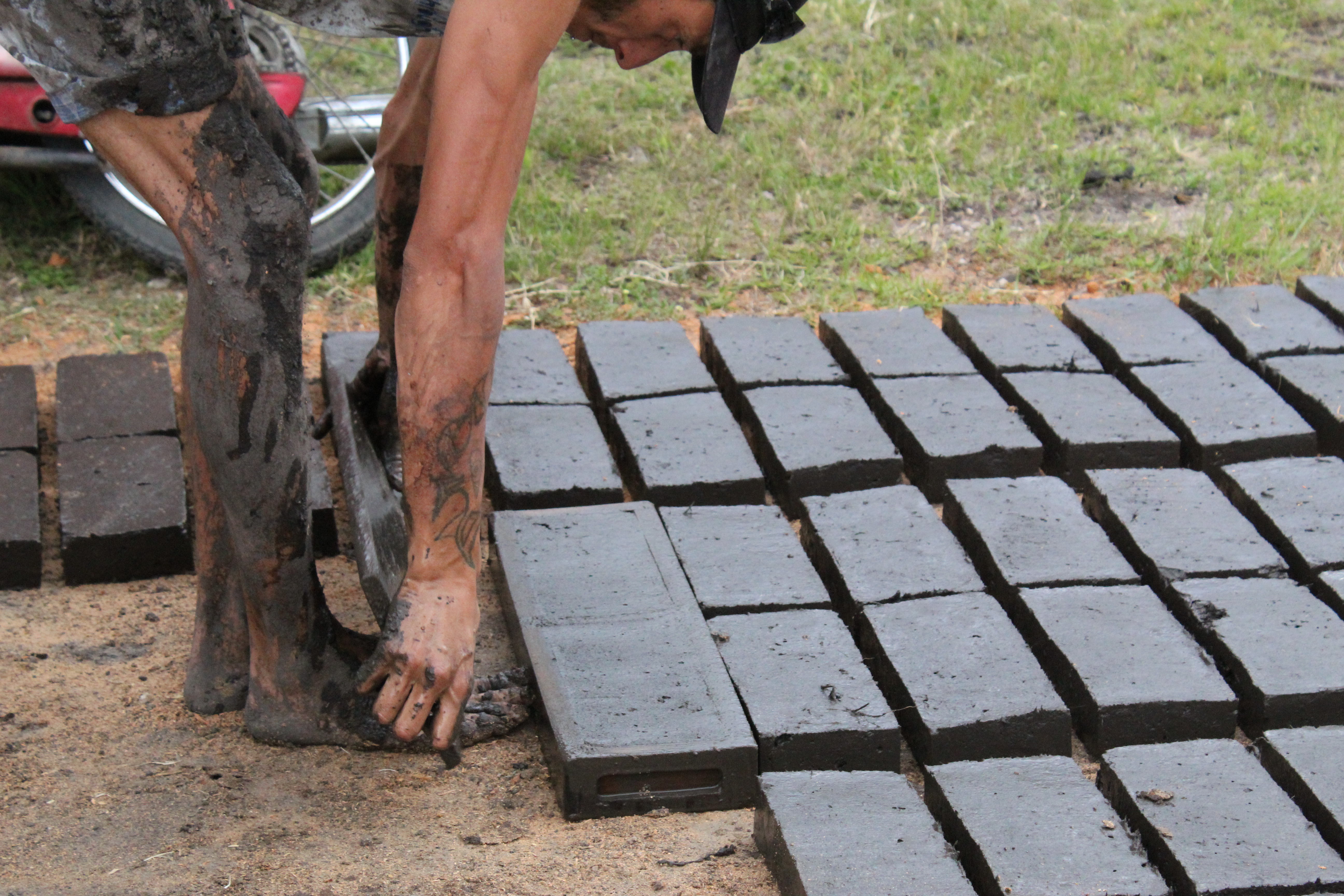 Artisanal brickmakers put the raw material into a mold, and then lay it out to dry. (Photo by Pablo Montes.)