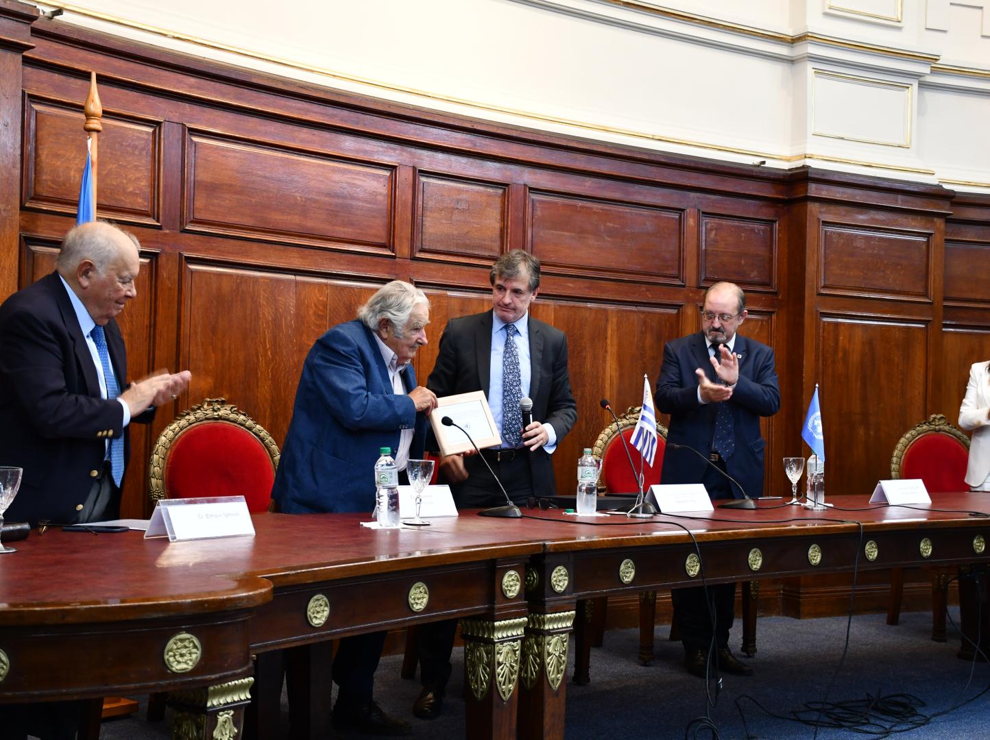En la foto aparecen Enrique Iglesias, José Mujica, Alessandro Preti y Alejandra Villamizar. Alessandro le entrega el reconocimiento a Mujica. 