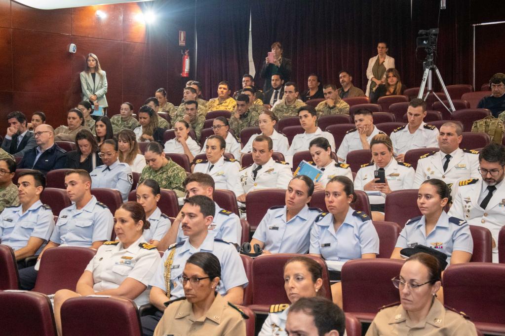 Mujeres militares participando del evento 