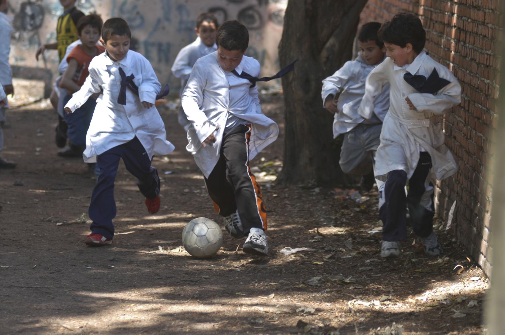 Niños de una escuela pública uruguaya juegan a la salida de clases. 
