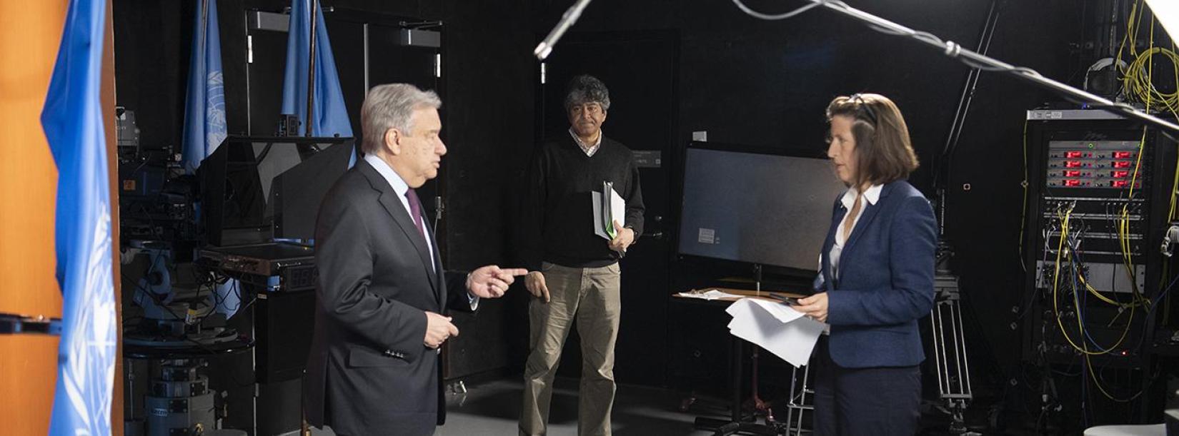 El Secretario General António Guterres habla con la Secretaria General Adjunta del Departamento de Comunicación Global, en el estudio de Televisión y Vídeo de la ONU, antes de dar comienzo a una rueda de prensa virtual sobre el COVID-19. 