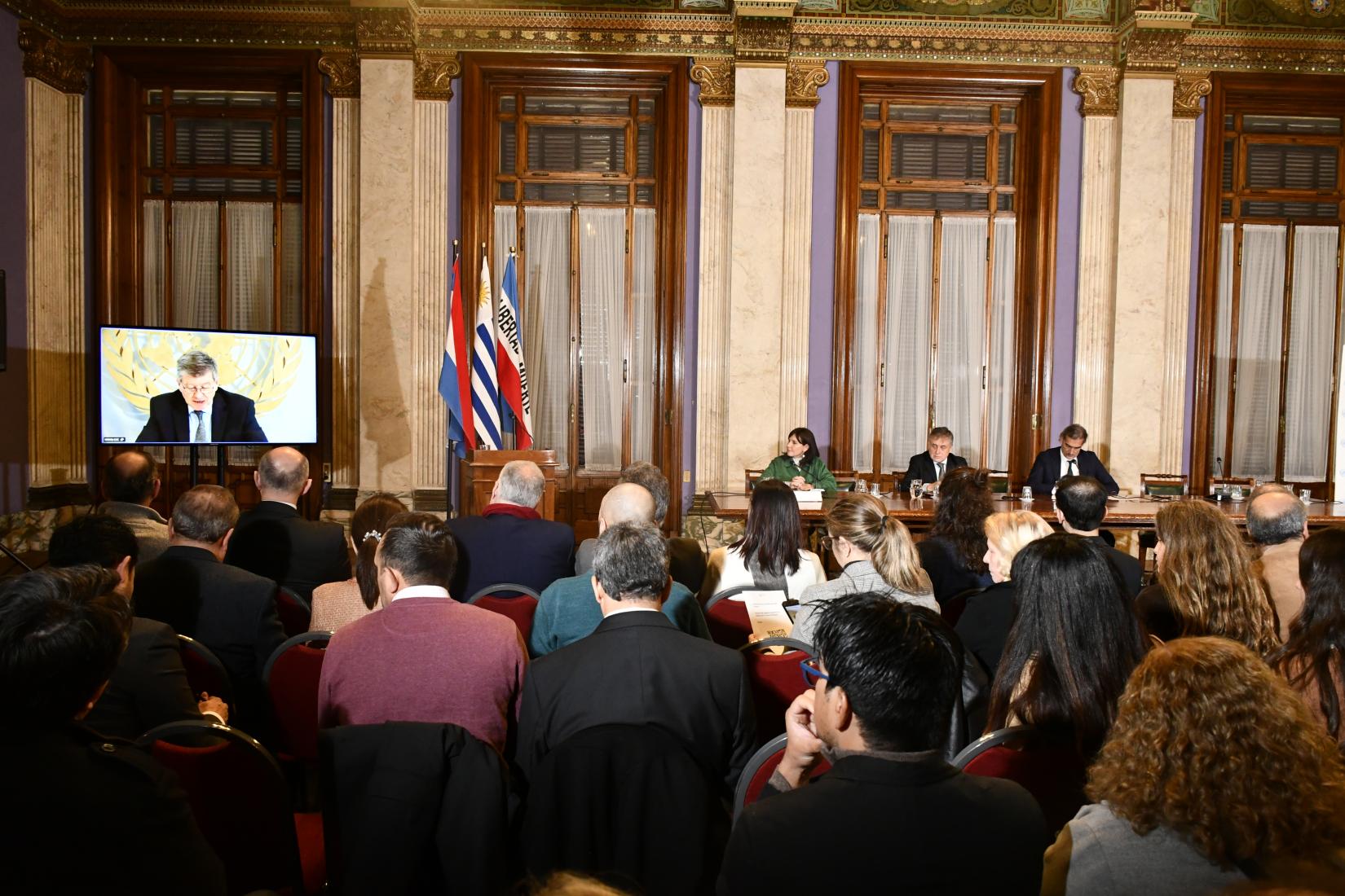 Foto de Ryder mientras da charla en el cierre de los Diálogos.