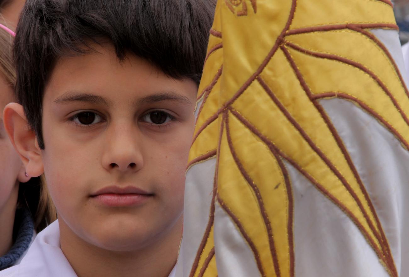 Niño con bandera uruguaya 