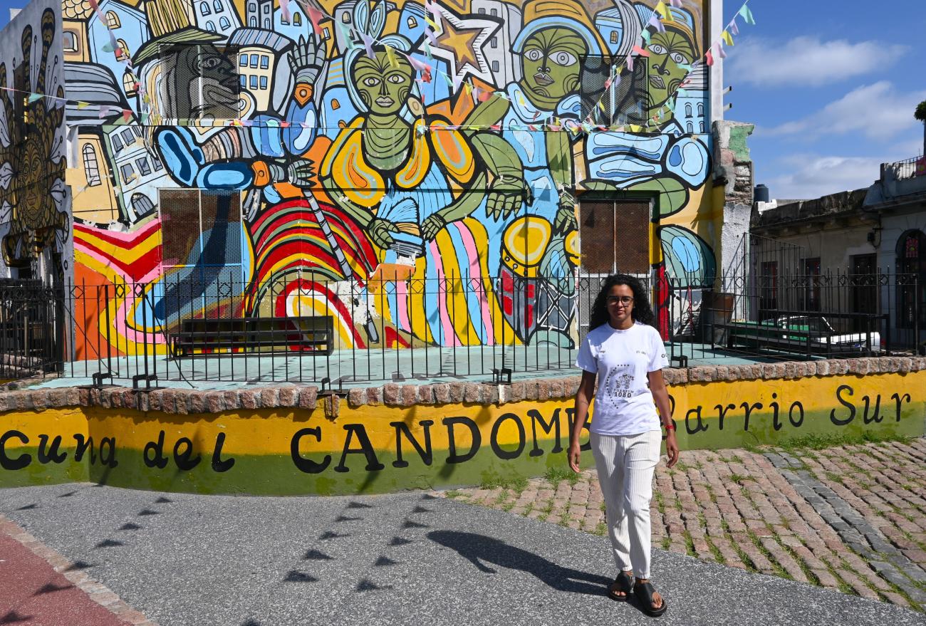 chica afro en mural sobre candombe