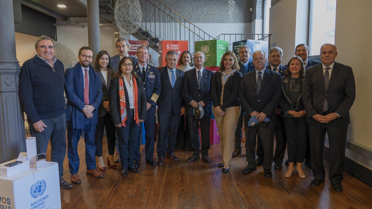 gente posando durante la Celebración del Día del Personal de Paz de Naciones Unidas 