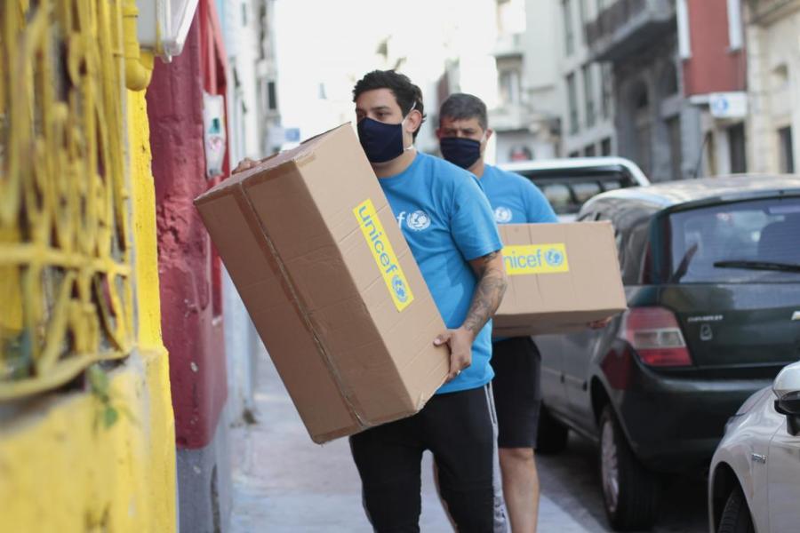 El equipo de reparto entrega "Kits de juego para combatir el aburrimiento" en la Asociación Idas y Vueltas