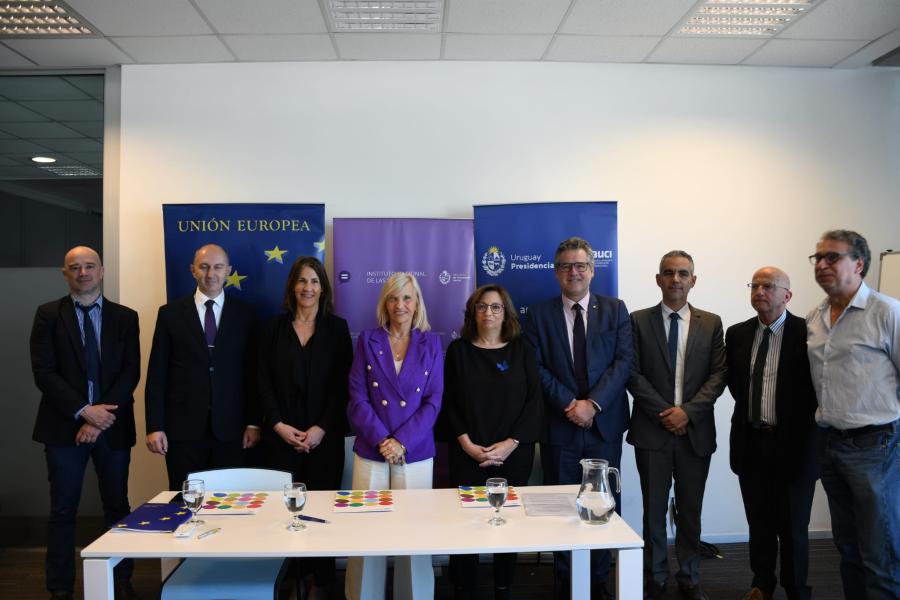 foto de jefes de agencia con la VP y embajador de la UE en firma de acuerdo. 