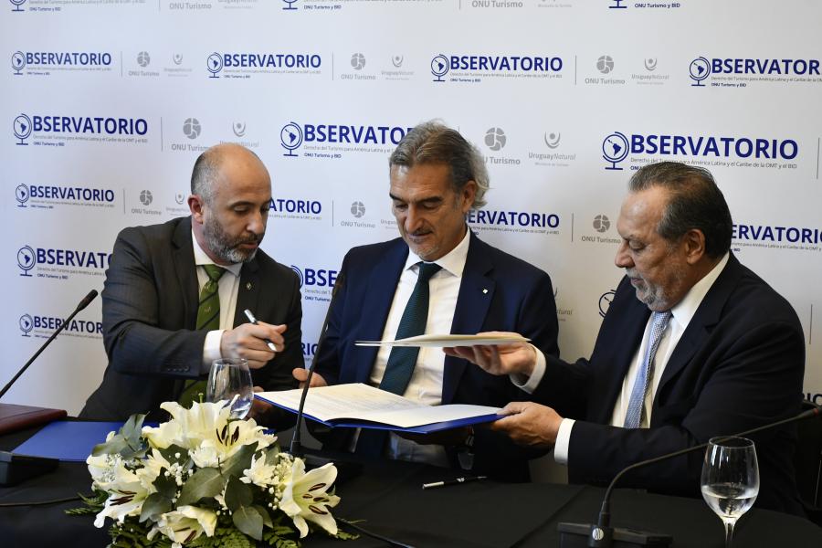 intercambio de firmas entre el ministro de Turismo y el Directori Regional de ONU Turismo 