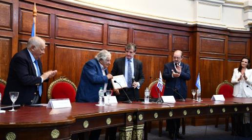 En la foto aparecen Enrique Iglesias, José Mujica, Alessandro Preti y Alejandra Villamizar. Alessandro le entrega el reconocimiento a Mujica. 