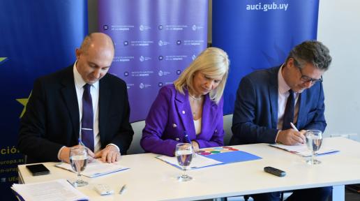 en la foto están embajador de la UE, Beatriz Argimon y el Coordinador Residente a.i. firmando el acuerdo. 